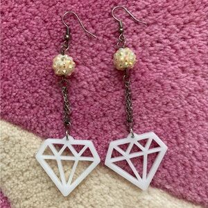 White Resin Scene Queen Diamond Dangle Drop Earrings